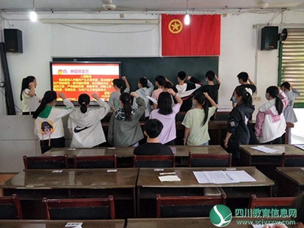 磨溪初中举行纪念“五.四”运动暨新团员入团宣誓仪式