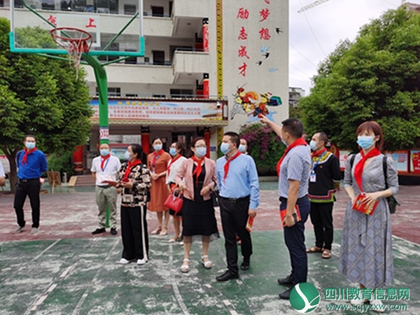 金口河区到马边民族小学观摩指导民族团结进步创建工作