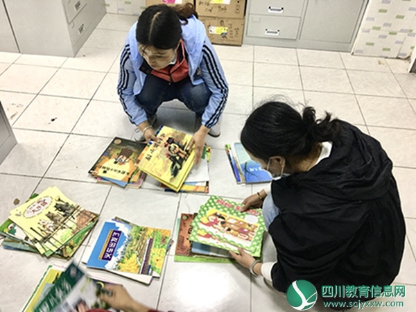 总务处对保管室内的书籍进行清查.JPG