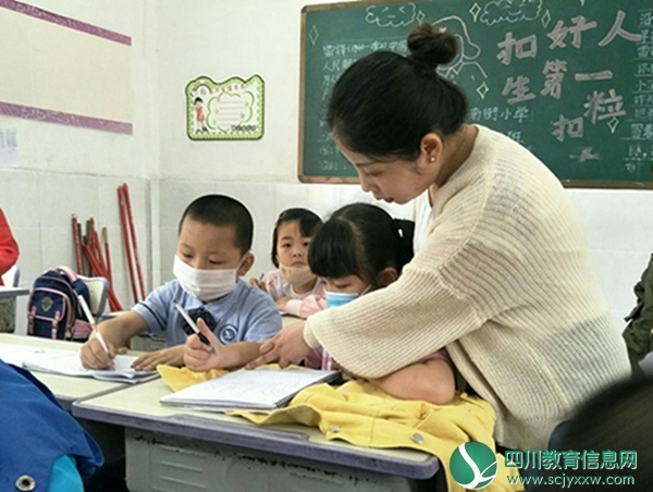  岳池县南街小学校开展感恩母亲节—少先队员“六心”行动”系列活动