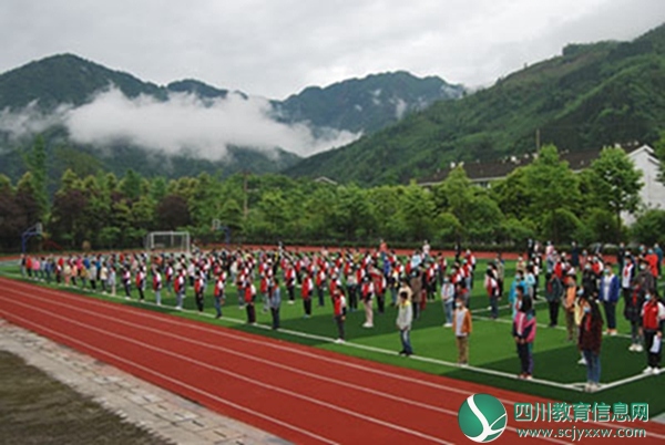 什邡市红白小学举行开校复课升旗仪式