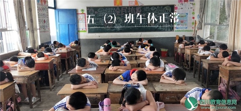 邻水九龙小学：做好“一迎一送二讲六查”、“午安”报平安