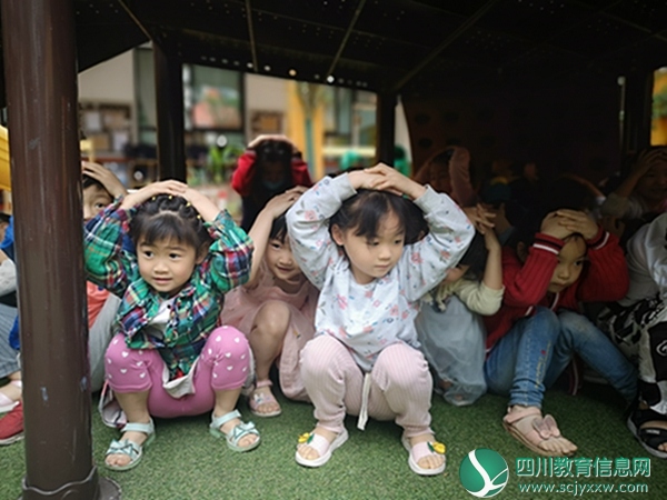 顺城街幼儿园举行“防震减灾”疏散演练