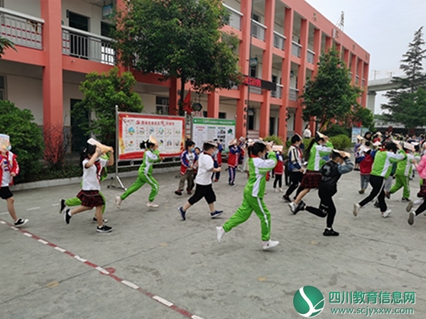 绵阳江油市三合镇逸夫小学举行2020年防震应急疏散演练