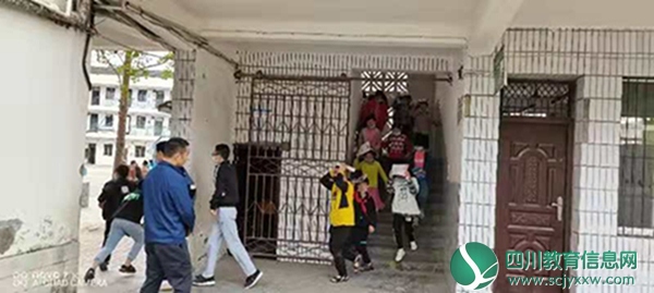 金鹤学校进行5.12应急演练活动.jpg