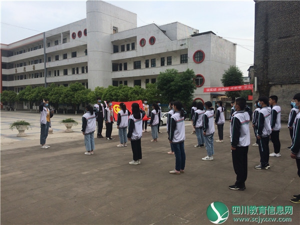 武胜烈面中学校举行新团员入团宣誓仪式