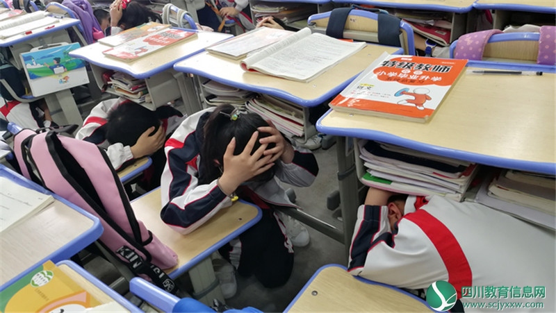 邻水实验学校开展防灾减灾应急疏散演练活动