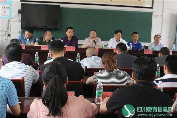 武胜县教育科技和体育局在新学小学举行“五育合一”重点校研讨交流会