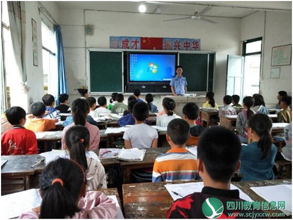 广安邻水县梁板乡中心小学开展“防控疫情、法治同行”宣传活动