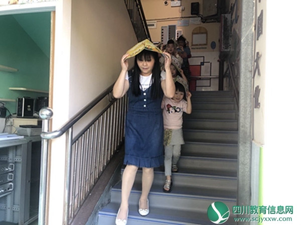 船山区老池镇幼儿园开展地震疏散安全演练活动
