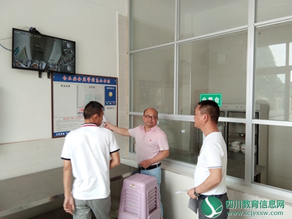 东禅片教育督导组组长舒洪荣一行到龙塘小学进行校园安全卫生交叉检查