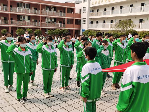 平昌县南风小学隆重举行新团员入团仪式