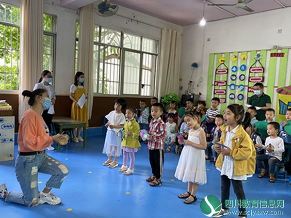 安居区三家镇中心幼儿园开展经典诵读活动1.jpg