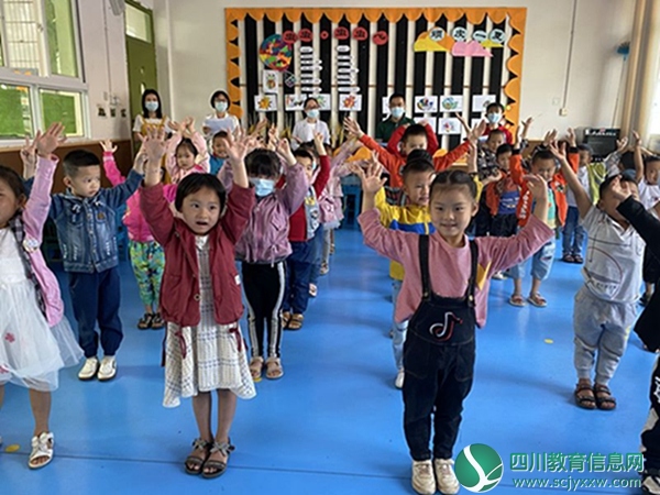 安居区三家镇中心幼儿园开展经典诵读活动