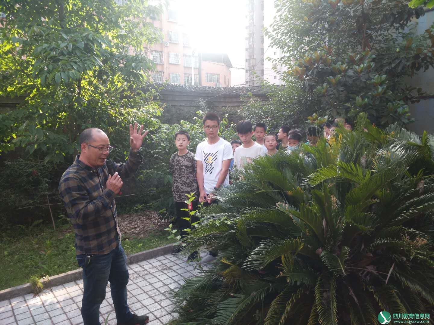 广安励志中学开展“认识校园植物”主题劳动技术课