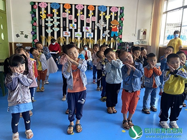 安居区三家镇中心幼儿园开展经典诵读活动3.jpg