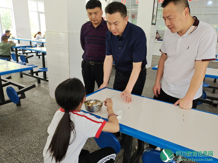 广元市剑阁县委教育工委书记、县教育局党组书记、局长王晓明一行深入各学校走访调研