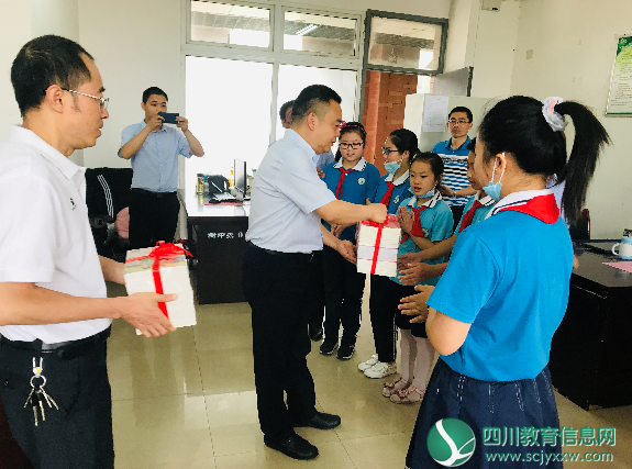 广元市政府副秘书长王金川一行走访慰问师生