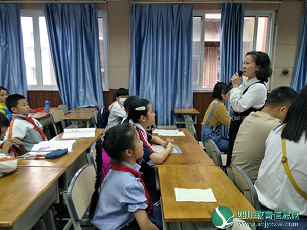 岳池县南街小学校举行少队委改选活动