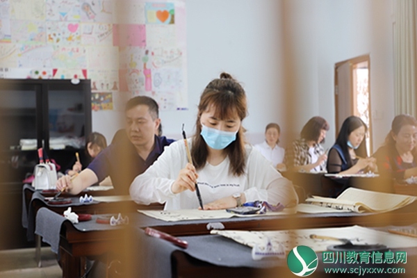 书翰墨丹青 传中国文化丨南充市五星小学育英校区开展教师技能大练兵之毛笔课程