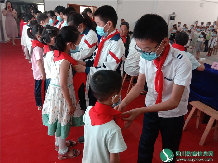 广安武胜县华封小学校举行少先队员入队仪式及表彰大会
