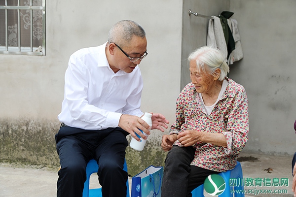 内江师范学院党委书记张志远赴金紫铺村和洪坝村开展脱贫攻坚工作调研