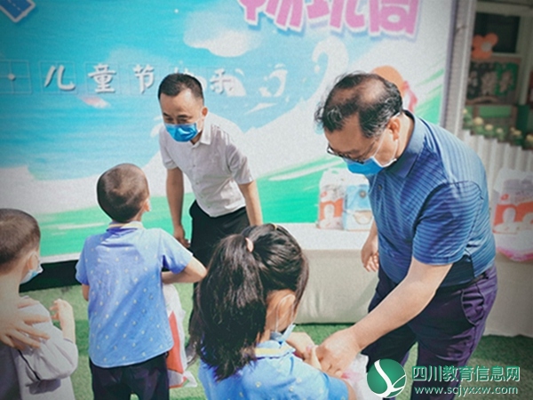 黄俊宁一行来到物流港瑰宝明珠幼儿园开展“六一”慰问活动