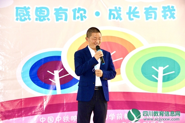 县委书记张通荣和小朋友亲密互动，为孩子们送上节日的祝福。.JPG