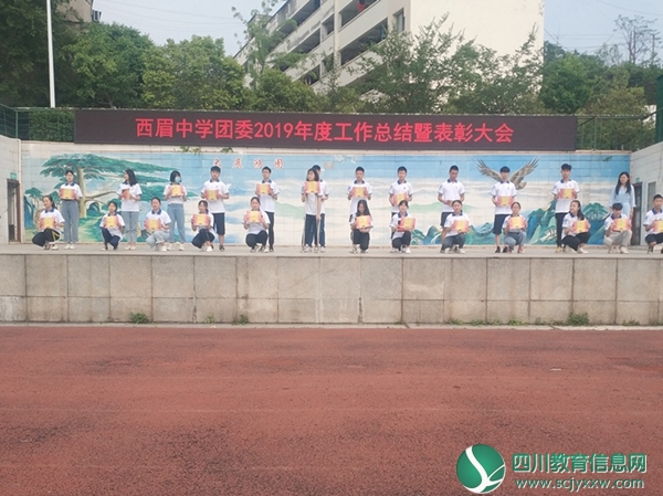 武胜县检察院慰问高石小学贫困学生