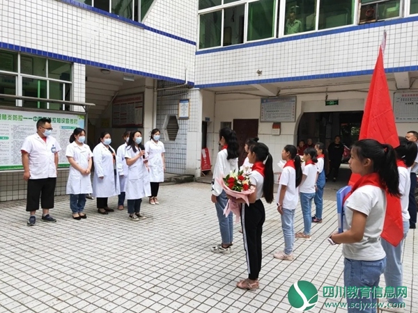 图为活动当天医生阿姨给队员讲抗疫故事.jpg