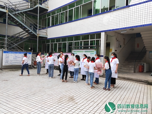 图为活动当日少先队员向医护人员献花.jpg