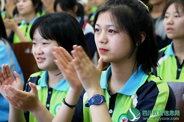 学生拍手_副本.jpg