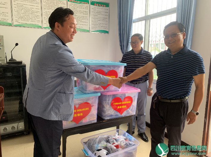 广元市树人中学党委书记、校长苏永生一行前往旺苍县万家乡小学开展教育帮扶活动