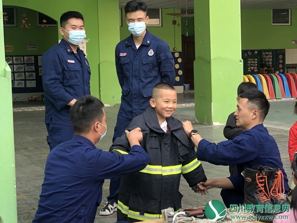 水磨消防队到汶川二幼开展消防活动