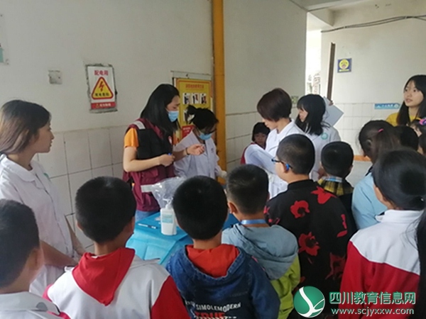 区疾控中心与镇卫生院到分水小学开展碘缺乏病监测工作