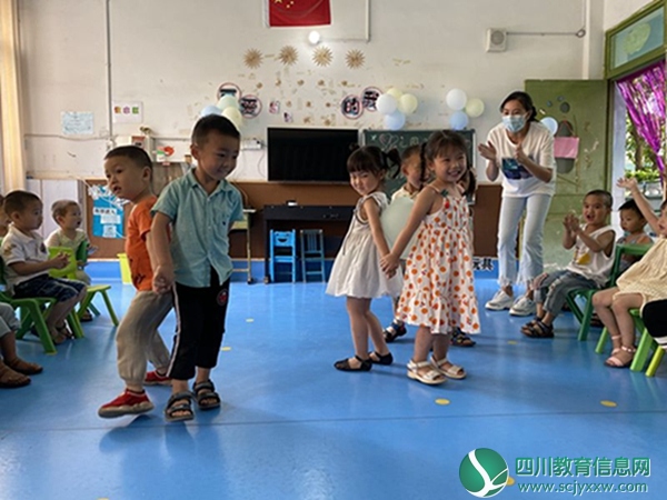  安居区三家镇中心幼儿园开展六一儿童节主题班会