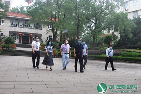 泸县玄滩镇领导黄宁一行到泸县五中开展六一国际儿童节慰问活动