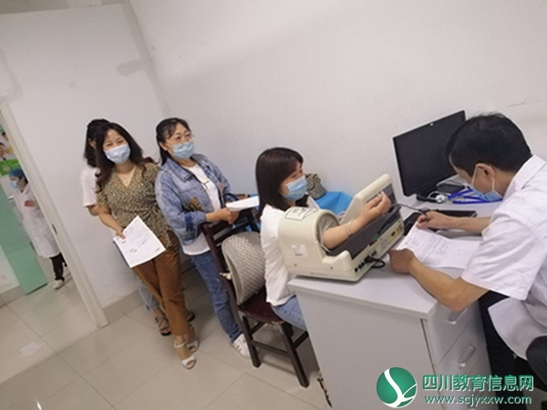 利州区嘉陵一中开展一年一度的教职工体检活动