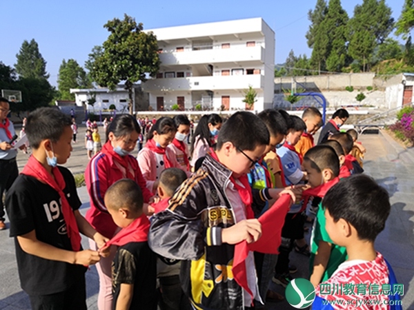 仪陇县碑垭小学举行庆“六一”少先队新队员入队仪式暨优秀少先队员表彰活动