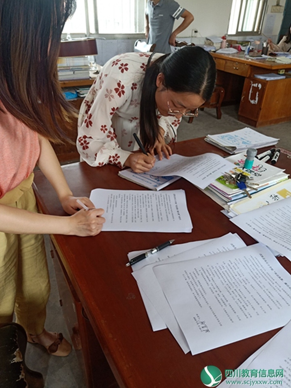 武胜县高石小学教师签定“依法执教，廉洁从教”承诺书