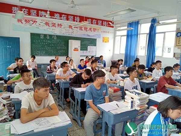 船山区教体局党委委员刘平率队深入船山职校视导高三年级教育教学工作