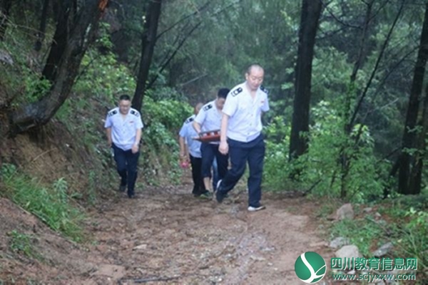 射洪青年税务干部“担架接力”打通贫困户就医最后“400米”