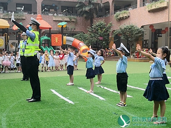 跟着交警叔叔一起学.jpg