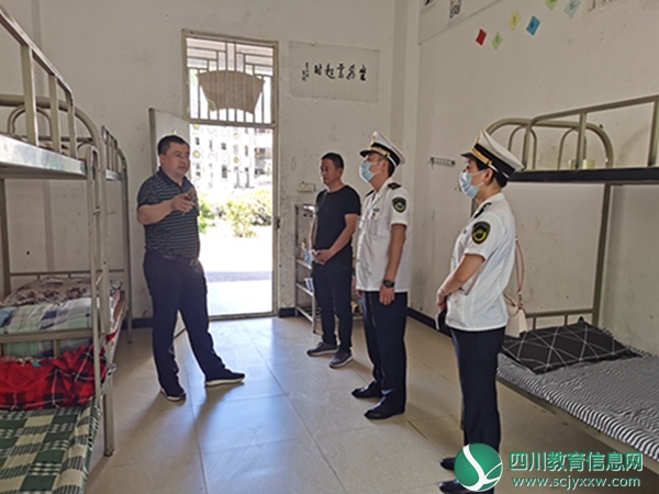资阳市雁江区卫生监督执法大队到青川县蒿溪民族学校督导检查