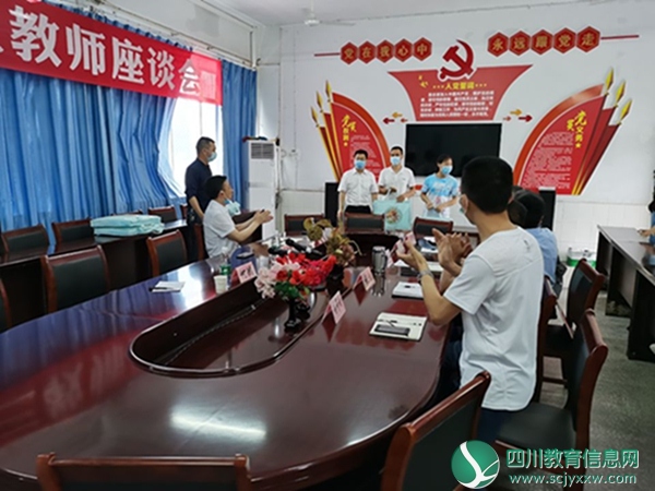 武胜县委常委、宣传部长蒋宇峰深入烈面中学看望慰问高三教师