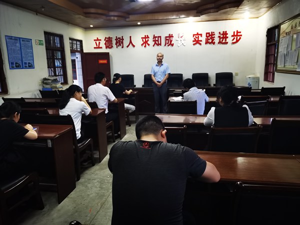 恩阳区青木中学举行“廉洁从教”演讲比赛