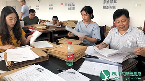 东禅小学协助安居区人社局开展干部人事档案整理审核工作