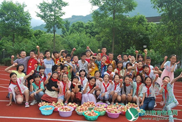 什邡市红白小学举行“蟠桃大会”