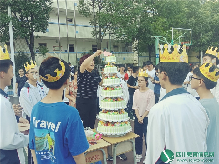 四川省邻水实验学校：给住校生集体过生日