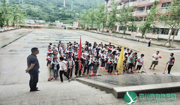 马边一中学子积极行动助力创建文明城市